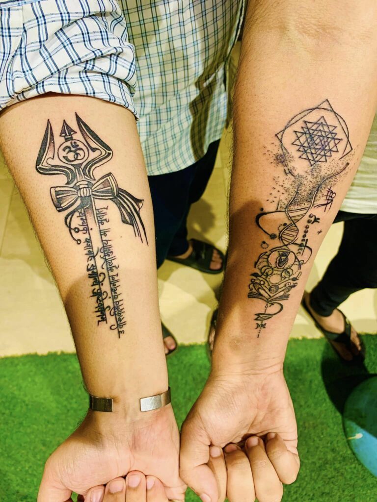 Brother's Tattoo Mumbai - Have a loot at this OM + Mahamrityunjay Mantra  tattoo by @maverickfernztattoos 🕉️✌🏼 It is a combination of three words  “Maha” which means great, “Mrityun” meaning death and “
