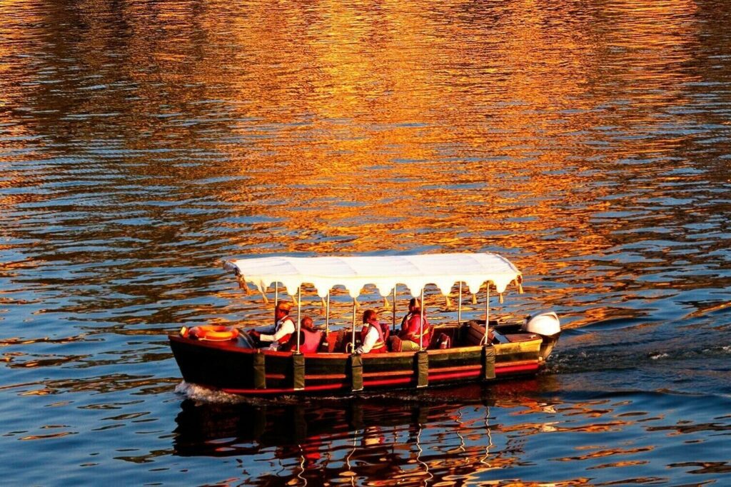 udaipur summer activities Boating in Lake Pichola